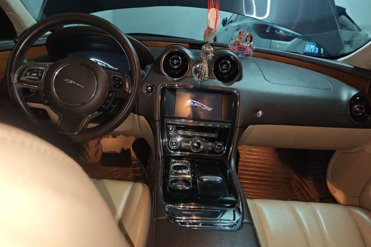 Used Jaguar XJ 2013 XJL 2.0T Elegance Business Edition Center Console