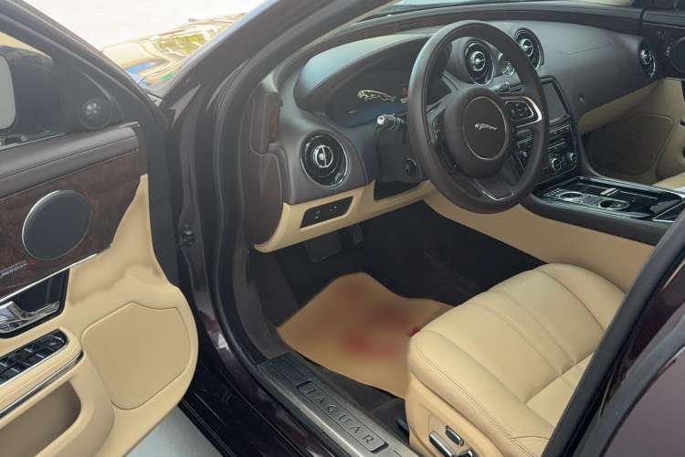 Used Jaguar XJ 2013 XJL 3.0 SC Panoramic Business Edition Interior 2