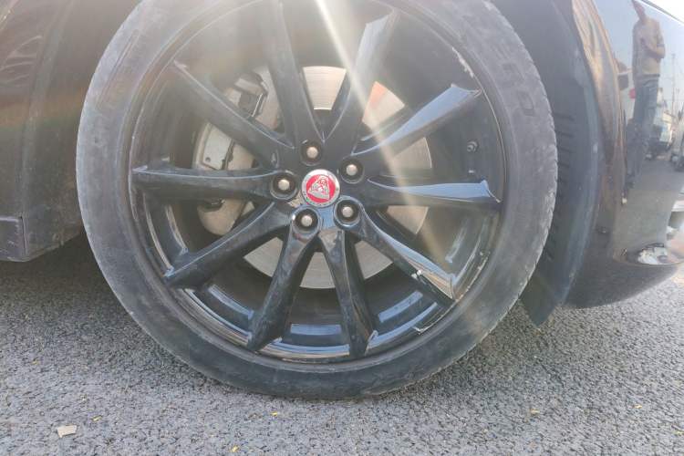 Used Jaguar XJ 2013 XJL 3.0 SC Panoramic Business Edition Right Front Wheel Hub