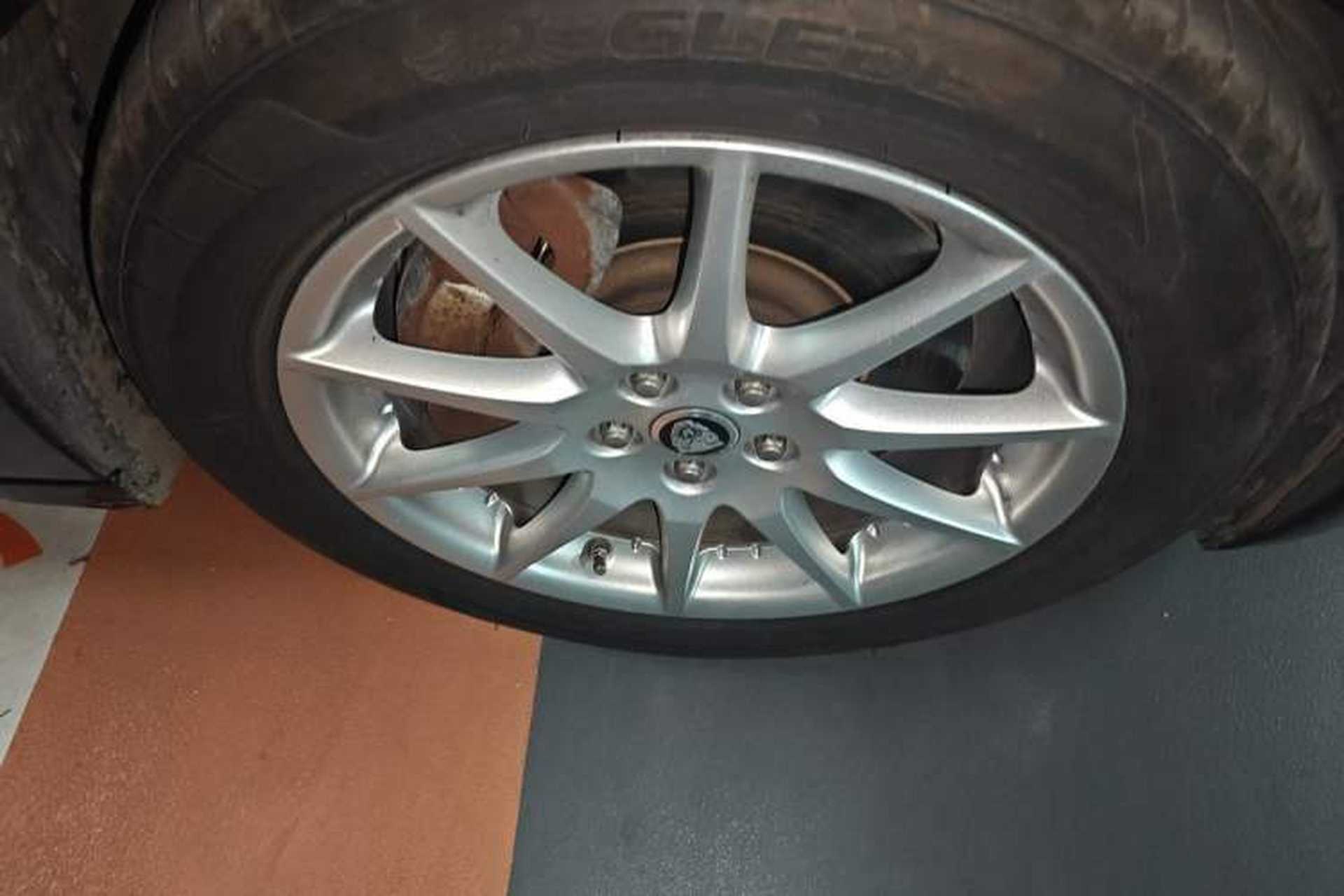 Used Jaguar XJ 2013 XJL 2.0T Elegance Business Edition Right Front Wheel Hub