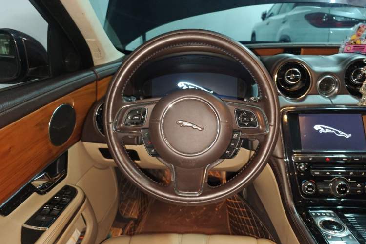 Used Jaguar XJ 2013 XJL 2.0T Elegance Business Edition Steering Wheel