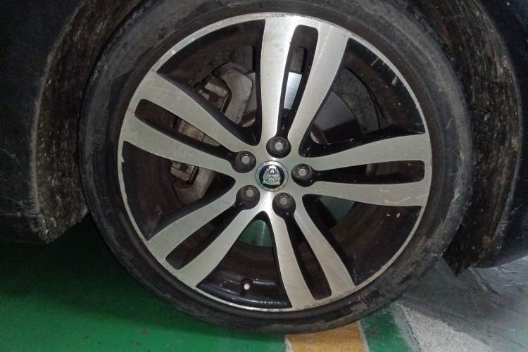 Used Jaguar XJ 2013 XJL 3.0 SC Cambridge Limited Edition Right Front Wheel Hub