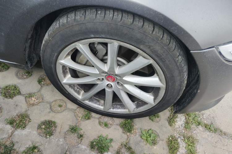 Used Jaguar XJ  Right Front Wheel Hub