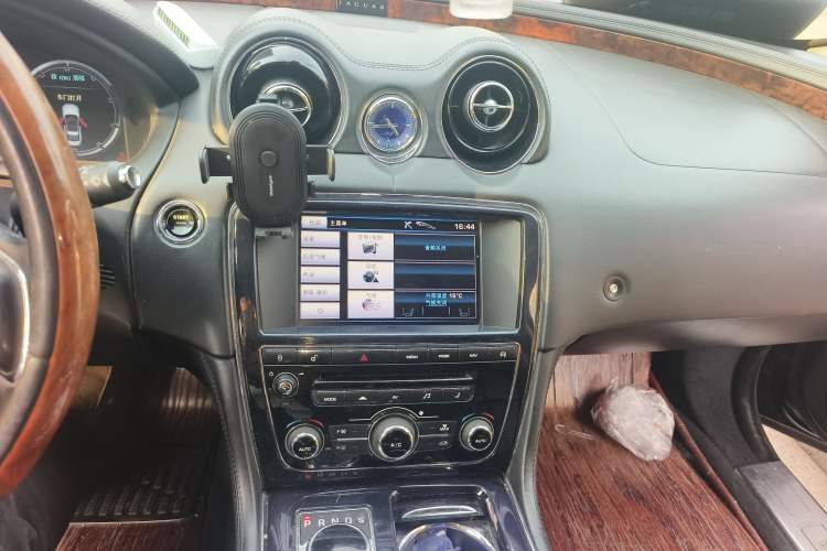 Used Jaguar XJ 2013 XJL 3.0 SC Panoramic Business Edition Audio And AC Panel