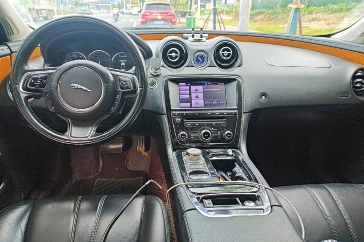 Used Jaguar XJ 2013 XJL 2.0T Elegance Business Edition Center Console