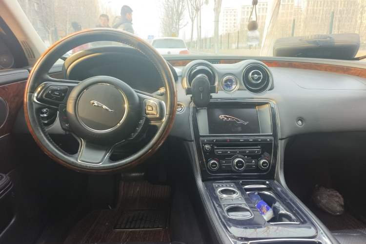 Used Jaguar XJ 2013 XJL 3.0 SC Panoramic Business Edition Center Console