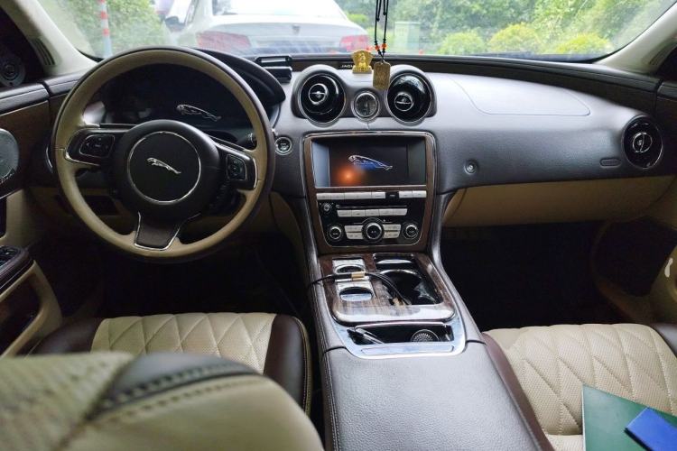 Used Jaguar XJ 2013 XJL 2.0T Elegance Business Edition Center Console