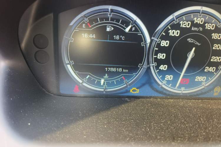 Used Jaguar XJ 2013 XJL 3.0 SC Panoramic Business Edition Odometer Close Up