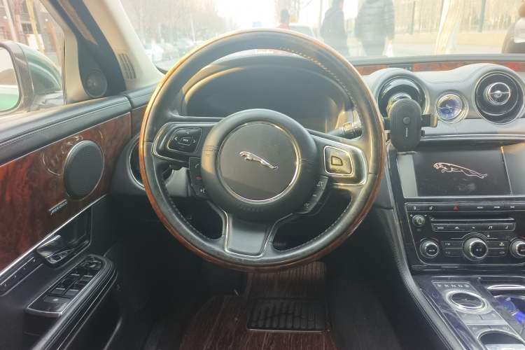 Used Jaguar XJ 2013 XJL 3.0 SC Panoramic Business Edition Steering Wheel