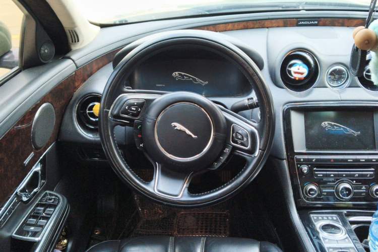Used Jaguar XJ 2013 XJL 3.0 SC Panoramic Business Edition Steering Wheel