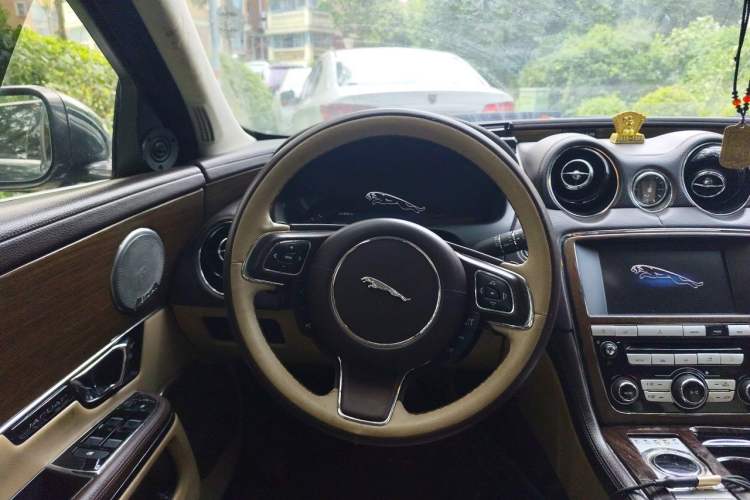 Used Jaguar XJ 2013 XJL 2.0T Elegance Business Edition Steering Wheel