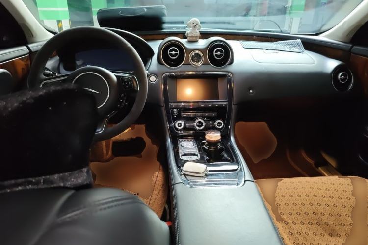 Used Jaguar XJ 2013 XJL 2.0T Elegance Business Edition Center Console
