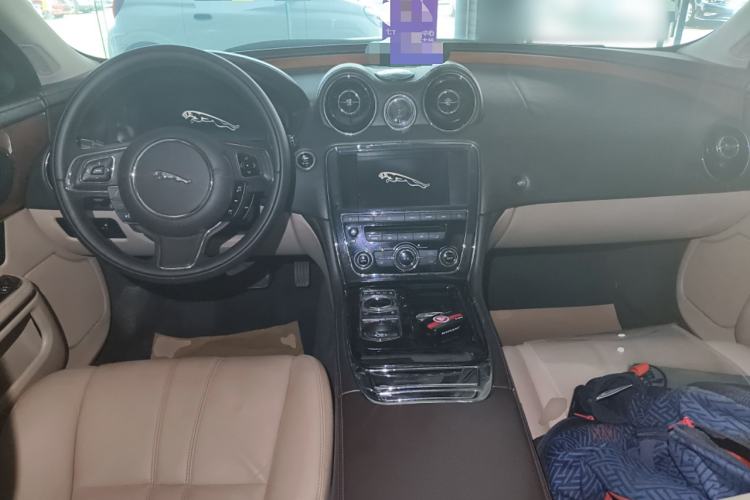 Used Jaguar XJ 2013 XJL 2.0T Elegance Business Edition Center Console