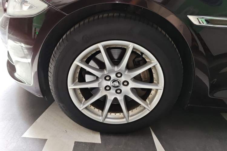 Used Jaguar XJ 2013 XJL 2.0T Elegance Business Edition Right Front Wheel Hub