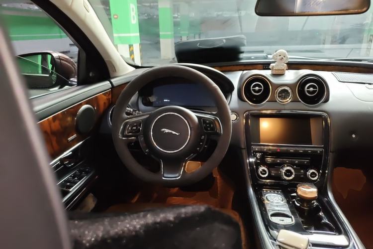Used Jaguar XJ 2013 XJL 2.0T Elegance Business Edition Steering Wheel