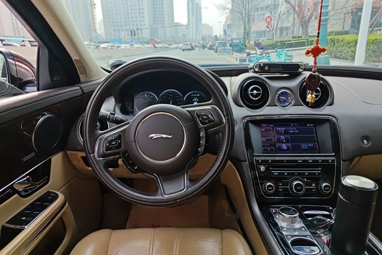 Used Jaguar XJ 2013 XJL 3.0 SC Panoramic Business Edition Steering Wheel