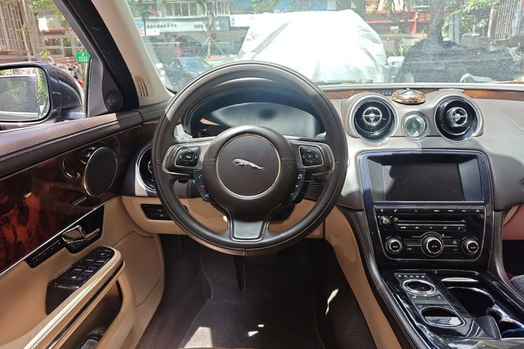 Used Jaguar XJ 2013 XJL 3.0 SC Panoramic Business Edition Steering Wheel