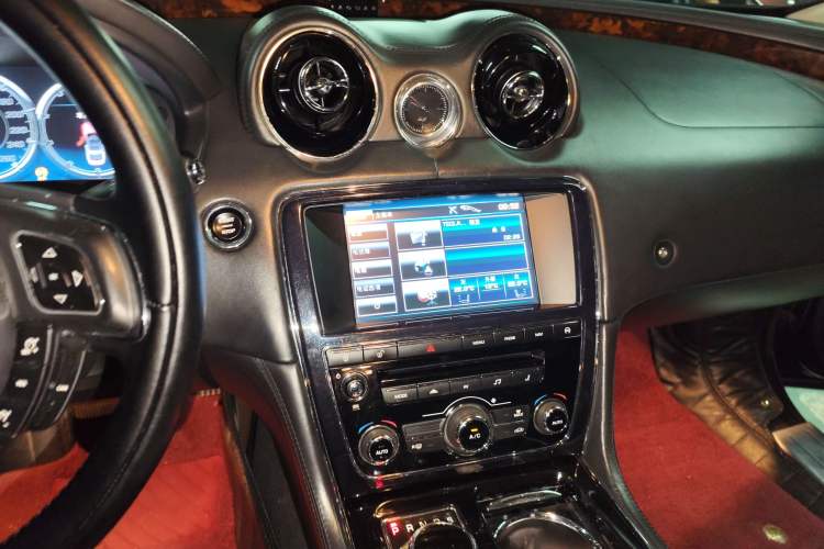 Used Jaguar XJ 2013 XJL 3.0 SC Panoramic Business Edition Audio And AC Panel
