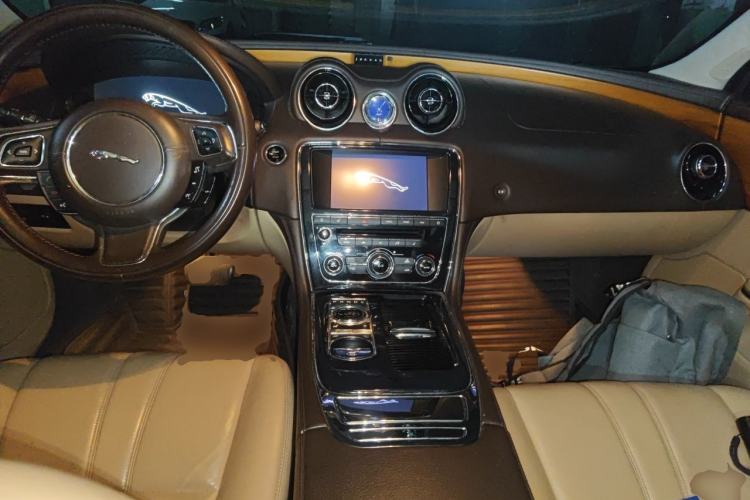 Used Jaguar XJ 2013 XJL 2.0T Elegance Business Edition Center Console