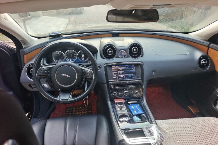 Used Jaguar XJ 2013 XJL 2.0T Elegance Business Edition Center Console