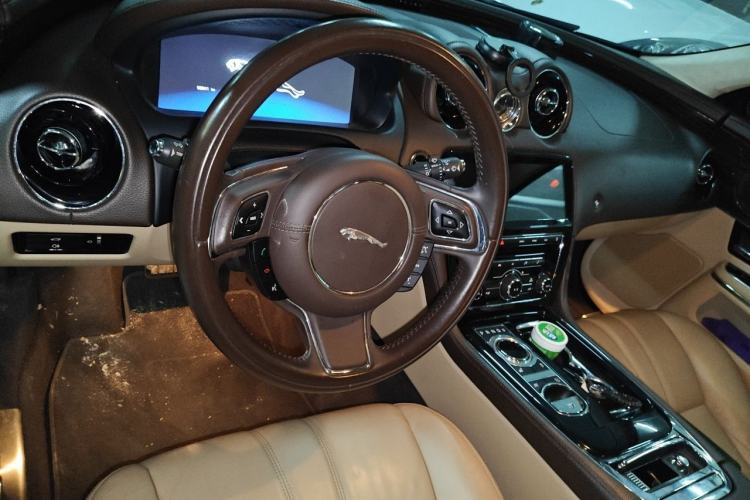 Used Jaguar XJ 2013 XJL 3.0 SC Cambridge Limited Edition Center Console