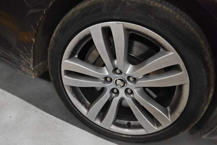 Used Jaguar XJ 2013 XJL 3.0 SC Cambridge Limited Edition Right Front Wheel Hub