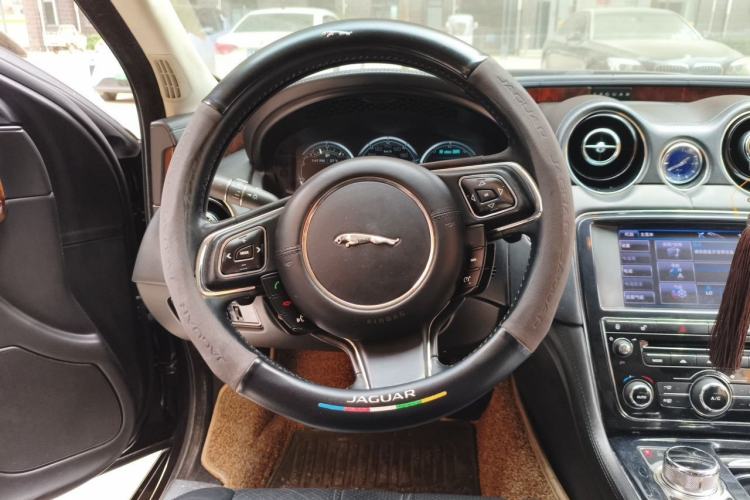 Used Jaguar XJ 2013 XJL 2.0T Panoramic Business Edition Steering Wheel