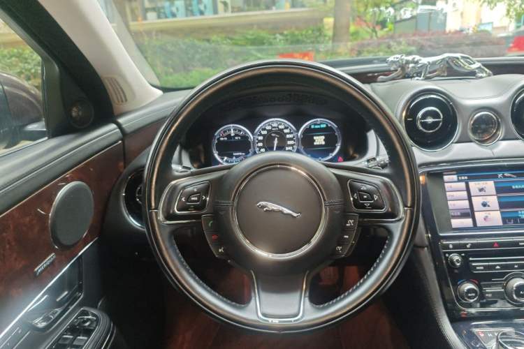 Used Jaguar XJ 2013 XJL 3.0 SC Panoramic Business Edition Steering Wheel