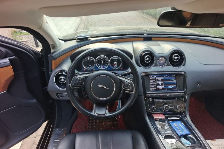 Used Jaguar XJ 2013 XJL 2.0T Elegance Business Edition Steering Wheel