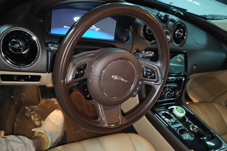 Used Jaguar XJ 2013 XJL 3.0 SC Cambridge Limited Edition Steering Wheel