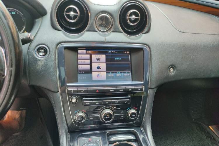 Used Jaguar XJ 2013 XJL 2.0T Elegance Business Edition Audio And AC Panel