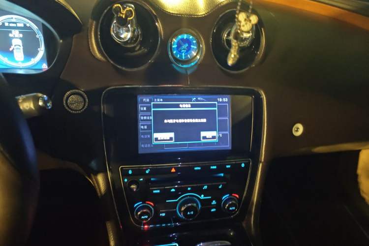 Used Jaguar XJ 2013 XJL 2.0T Elegance Business Edition Audio And AC Panel