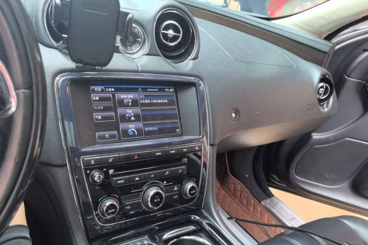 Used Jaguar XJ 2013 XJL 2.0T Elegance Business Edition Audio And AC Panel