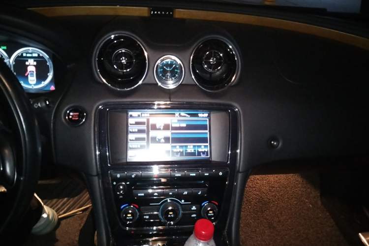 Used Jaguar XJ 2013 XJL 2.0T Elegance Business Edition Audio And AC Panel