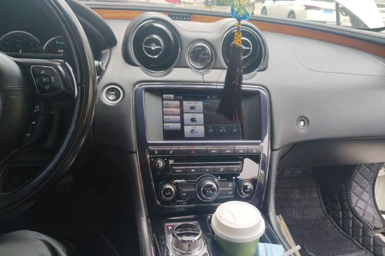 Used Jaguar XJ 2013 XJL 2.0T Elegance Business Edition Audio And AC Panel
