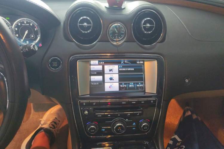 Used Jaguar XJ 2013 XJL 2.0T Elegance Business Edition Audio And AC Panel