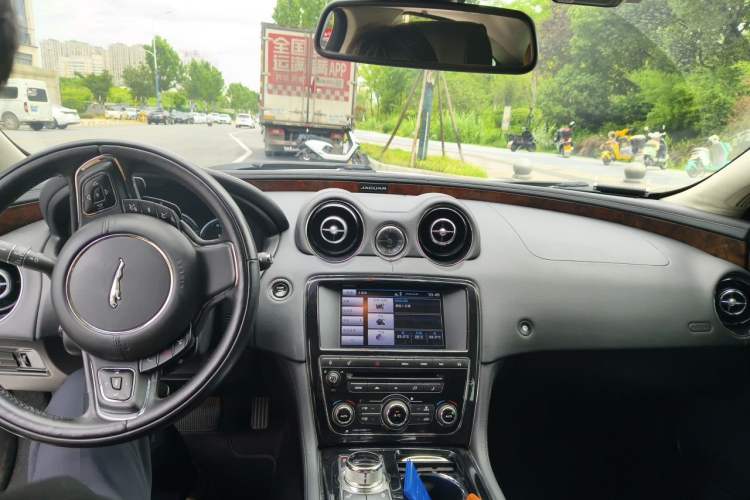 Used Jaguar XJ 2013 XJL 3.0 SC Flagship Business Edition Center Console