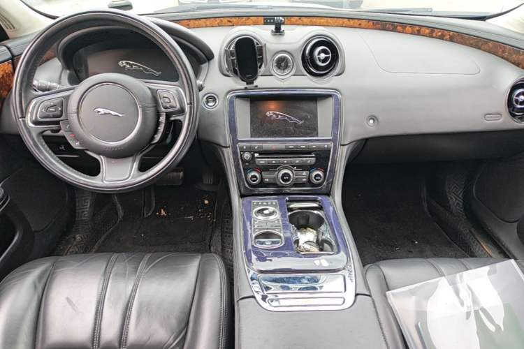 Used Jaguar XJ 2013 XJL 3.0 SC Panoramic Business Edition Center Console