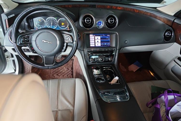 Used Jaguar XJ 2013 XJL 3.0 SC Panoramic Business Edition Center Console