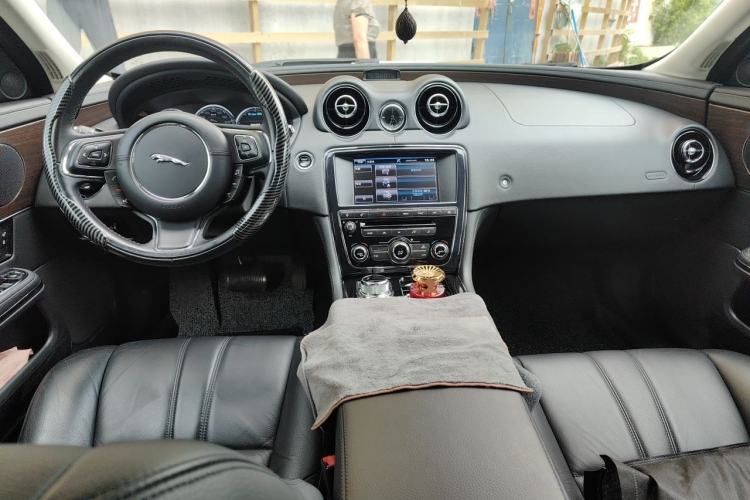 Used Jaguar XJ 2013 XJL 2.0T Elegance Business Edition Center Console