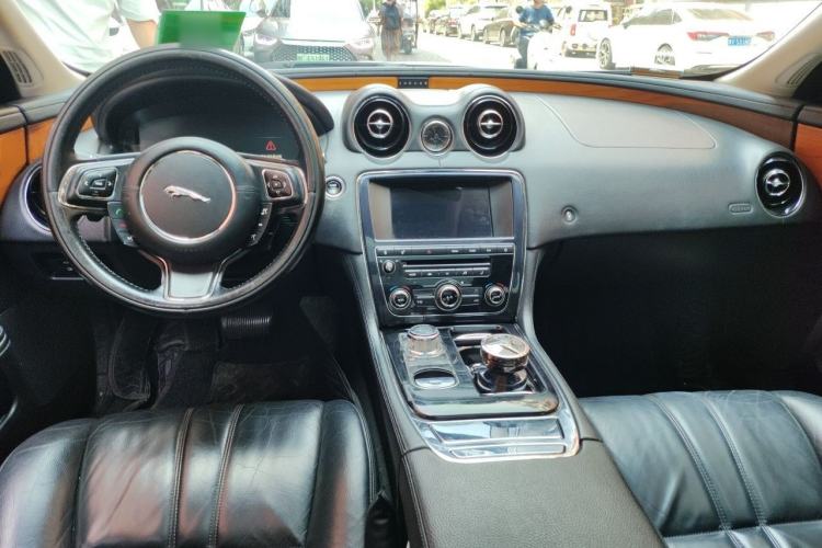 Used Jaguar XJ 2013 XJL 2.0T Elegance Business Edition Center Console