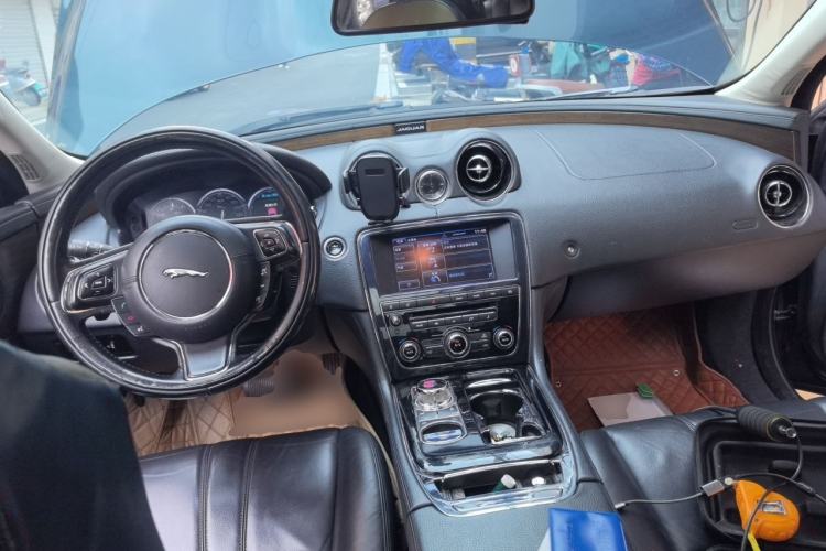 Used Jaguar XJ 2013 XJL 2.0T Elegance Business Edition Center Console