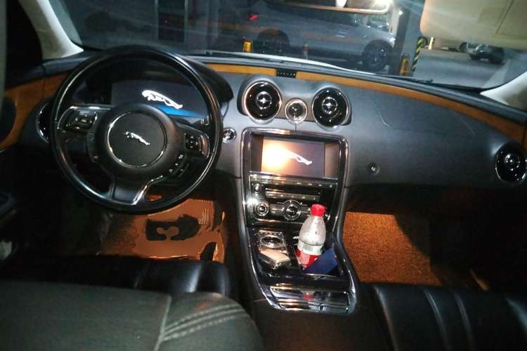 Used Jaguar XJ 2013 XJL 2.0T Elegance Business Edition Center Console