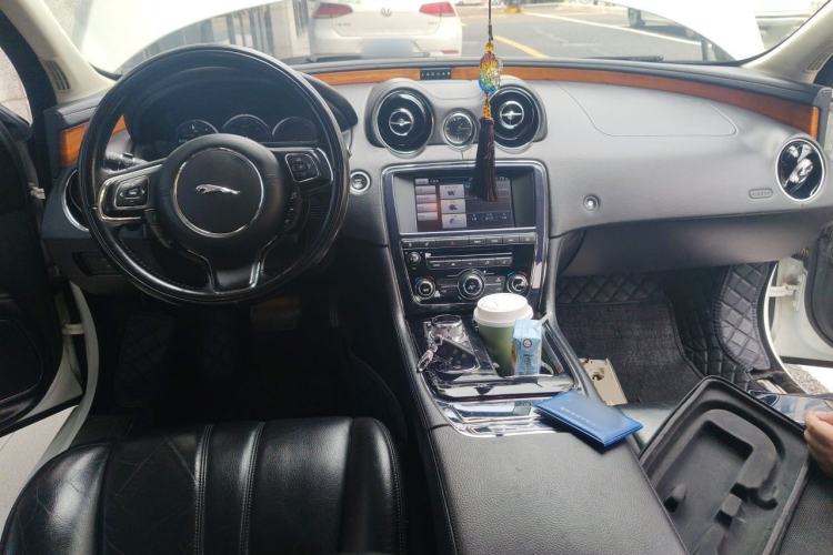 Used Jaguar XJ 2013 XJL 2.0T Elegance Business Edition Center Console