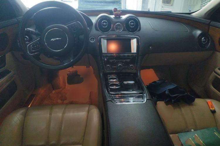 Used Jaguar XJ 2013 XJL 2.0T Elegance Business Edition Center Console