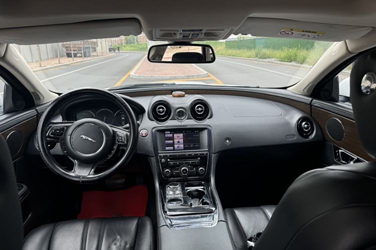 Used Jaguar XJ 2013 XJL 2.0T Elegance Business Edition Interior 1