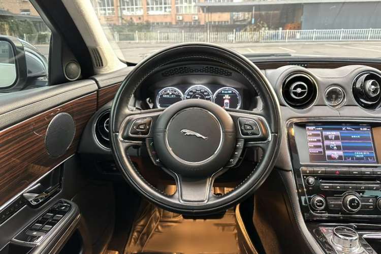 Used Jaguar XJ 2013 XJL 3.0 SC Cambridge Limited Edition Interior 3