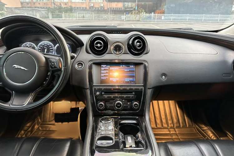 Used Jaguar XJ 2013 XJL 3.0 SC Cambridge Limited Edition Interior 4