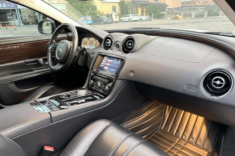 Used Jaguar XJ 2013 XJL 3.0 SC Cambridge Limited Edition Interior 9