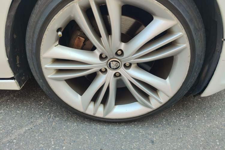 Used Jaguar XJ 2013 XJL 2.0T Elegance Business Edition Right Front Wheel Hub